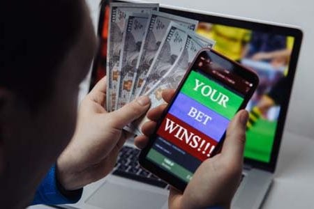 How Does Parlay Betting Work and What are its Advantages and Risks?