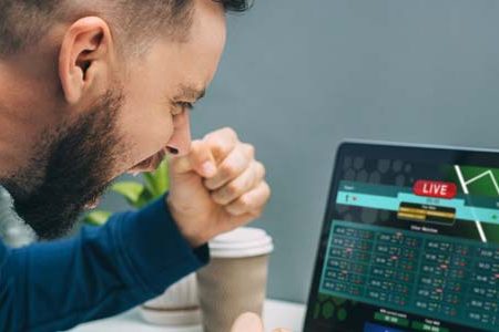What are the Strategies for Managing Fluctuations in Live Betting Odds?